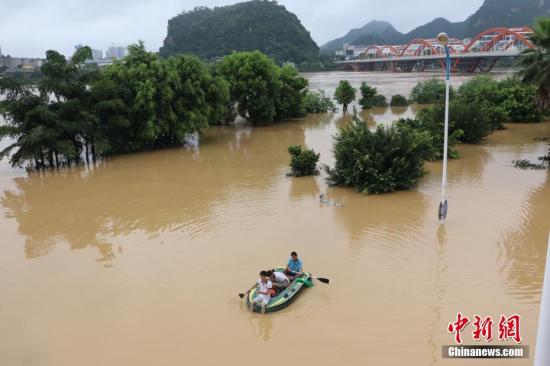 7月3日,受连日强降雨影响,广西柳州市区柳江河水位暴涨,部分沿江路段被洪水淹没。 林馨 摄