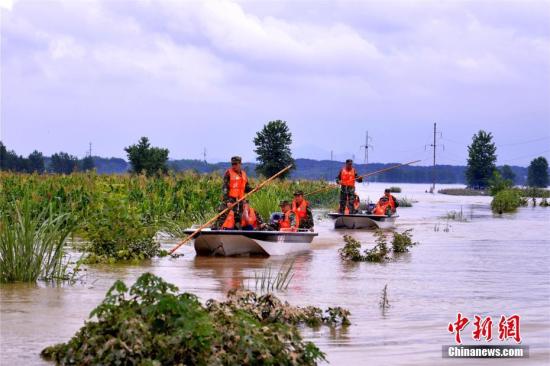 强降雨致湖北阳新16.7万人受灾 武警紧急驰援。 庄文伟 摄